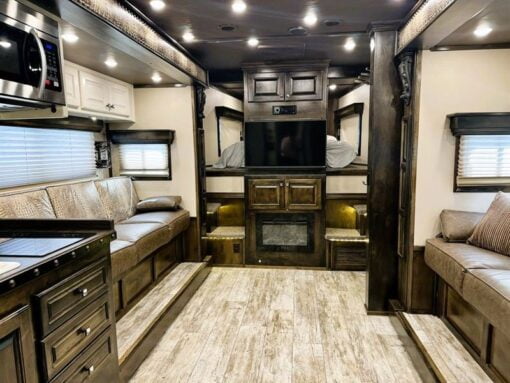 2023 Bloomer Trailers 4H 24.6 OL
