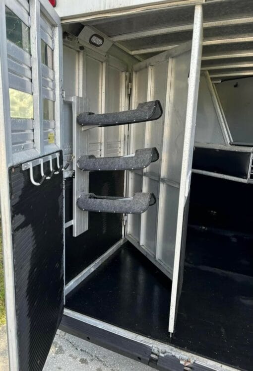 1995 Sundowner Sunlite 3 horse slant gooseneck.
